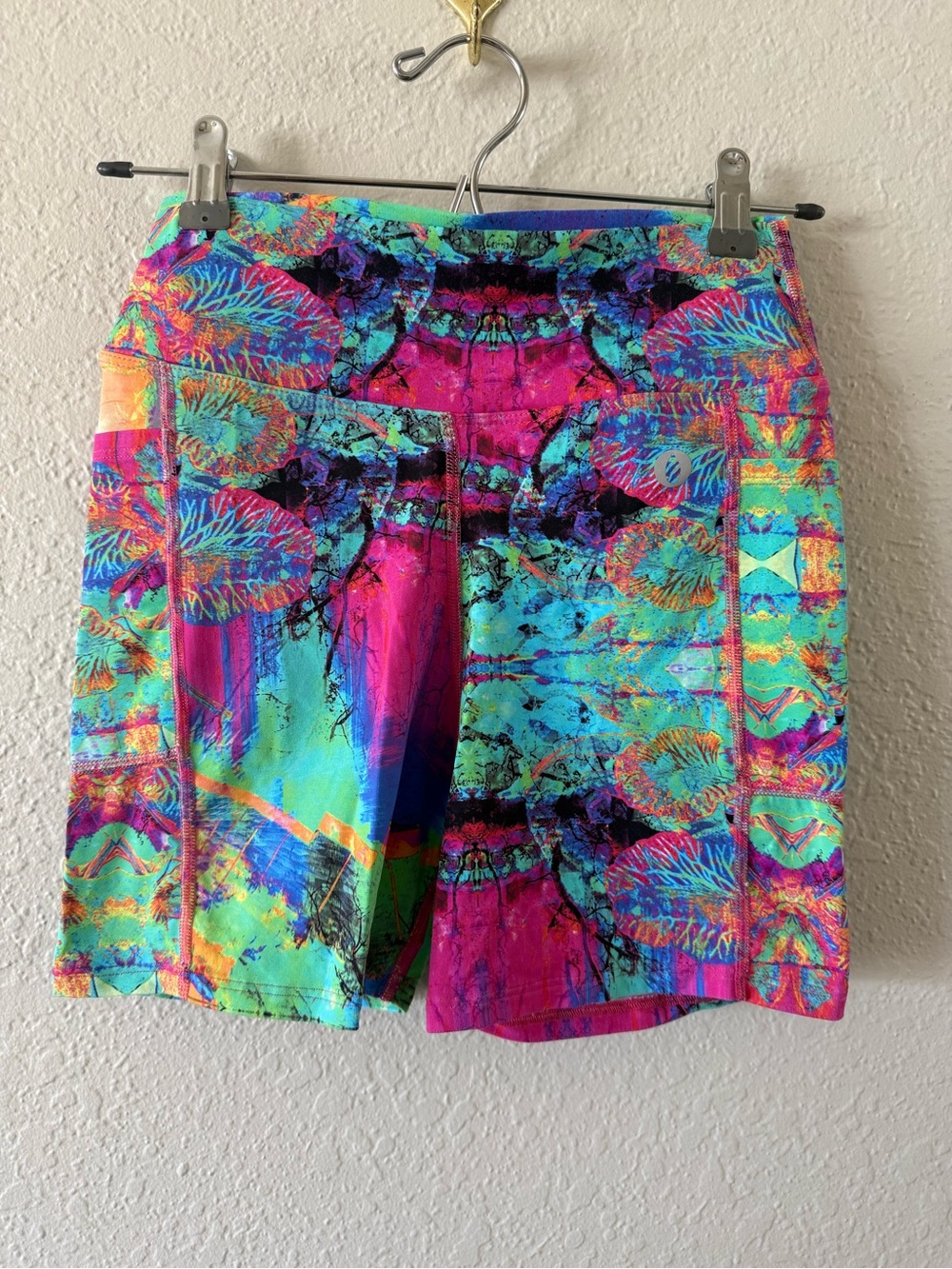 Dona Jo Athletic Shorts Women’s Size S Vibrant Surreal Print Excellent Colorful